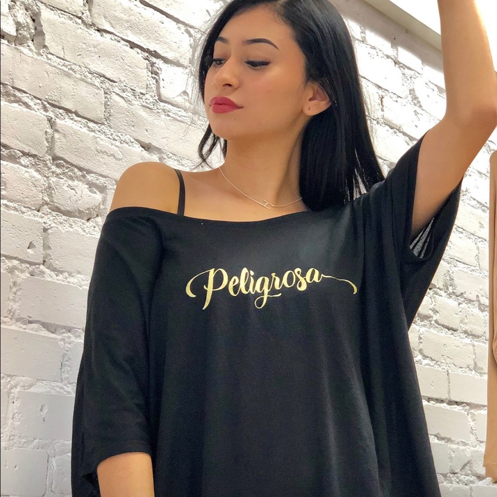 LALA Peligrosa black tee